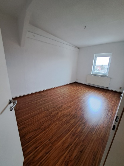 große 3-Zimmer-Wohnung im DG mit Garage