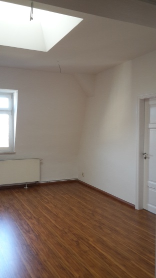 große 3-Zimmer-Wohnung im DG mit Garage