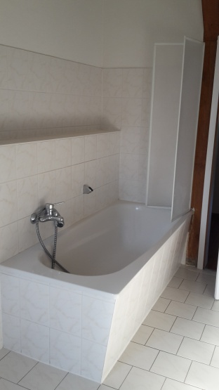 große 3-Zimmer-Wohnung im DG mit Garage