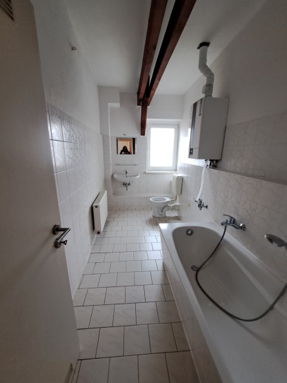 große 3-Zimmer-Wohnung im DG mit Garage