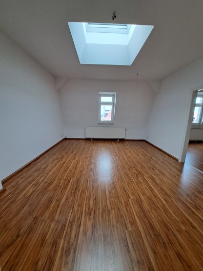 große 3-Zimmer-Wohnung im DG mit Garage