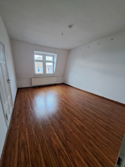 große 3-Zimmer-Wohnung im DG mit Garage