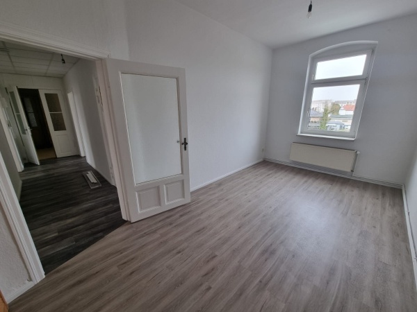 helle 4-Zimmer-Wohnung mit Garten u. Garage