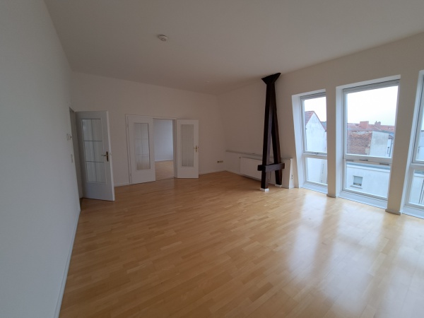 Großzügige 3-Zimmer-Wohnung im DG