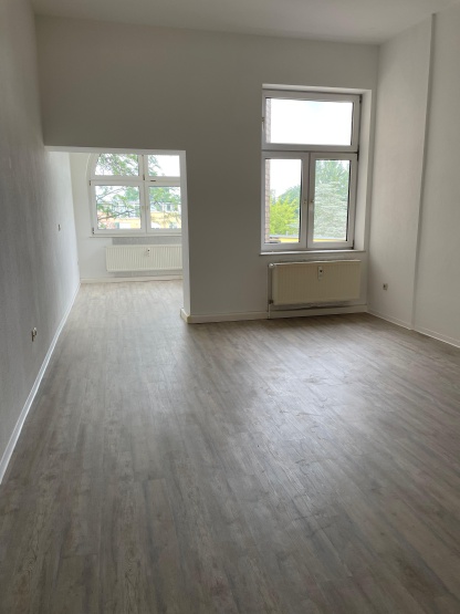 Große 2-Zimmer-Wohnung mit Wintergarten