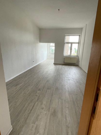 Große 2-Zimmer-Wohnung mit Wintergarten