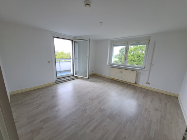3-Zimmer-Wohnung mit Balkon im 2.OG mit EBK