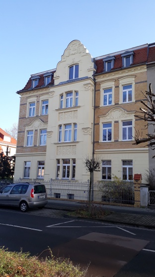 Renovierte 1-Zimmer-DG Wohnung in zentraler Lage