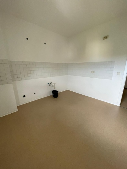 Renovierte 1-Zimmer-DG Wohnung in zentraler Lage