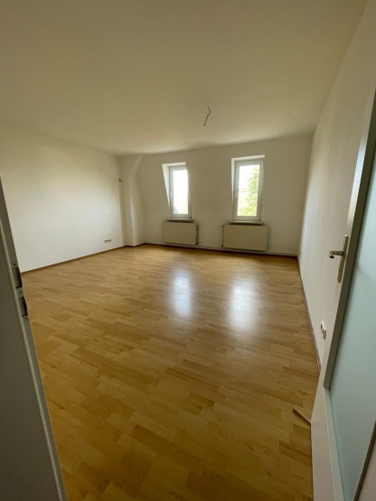 Renovierte 1-Zimmer-DG Wohnung in zentraler Lage