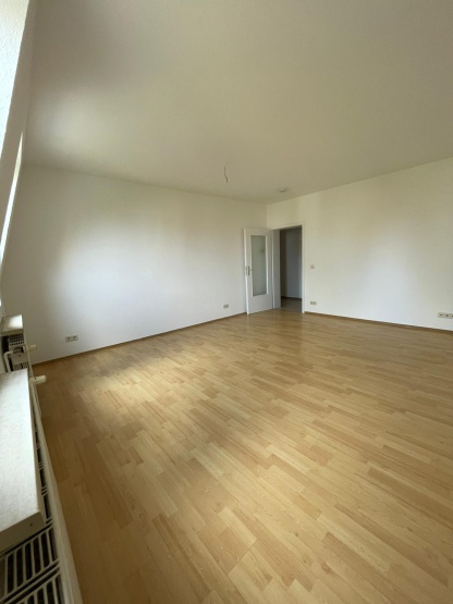 Renovierte 1-Zimmer-DG Wohnung in zentraler Lage