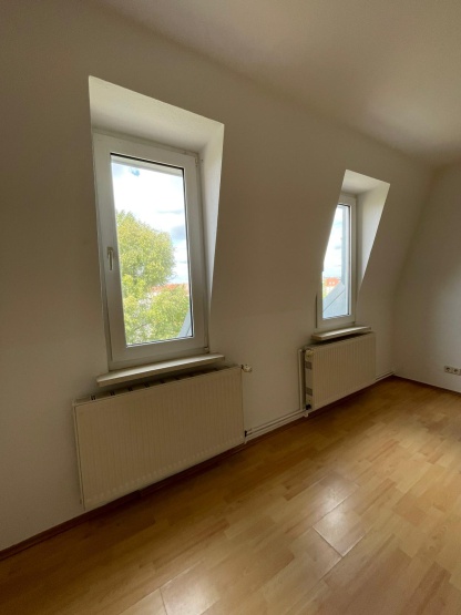 Renovierte 1-Zimmer-DG Wohnung in zentraler Lage