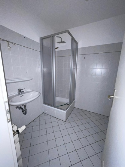 Renovierte 1-Zimmer-DG Wohnung in zentraler Lage
