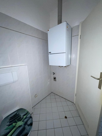 Renovierte 1-Zimmer-DG Wohnung in zentraler Lage