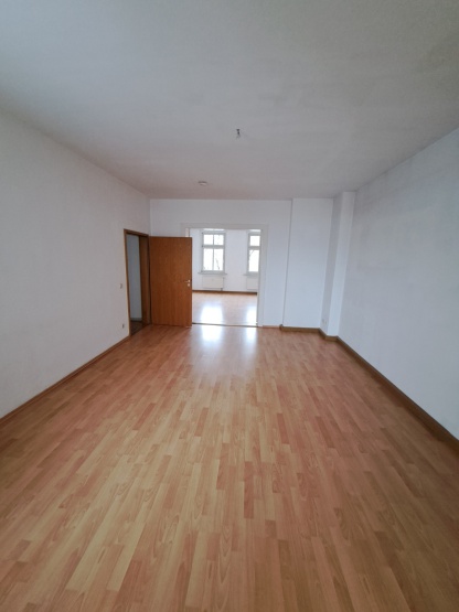 Große 2-Zimmer-Wohnung im 2.OG