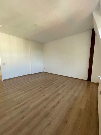 Helle 4-Zimmer Wohnung mit zwei Bädern